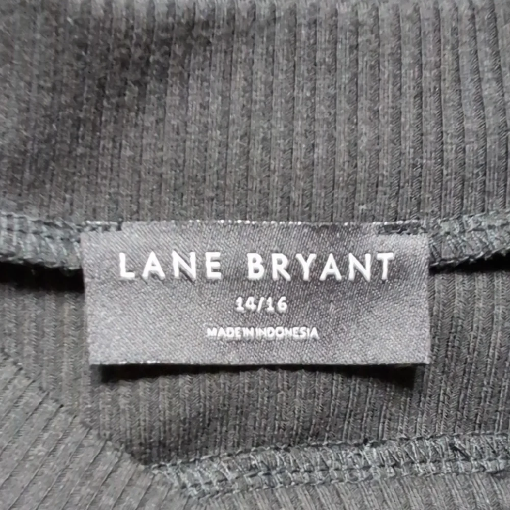 NWOT Lane Bryant Fitted Cut-Out Neck Side Ruched Top - Picture 2 of 5